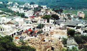 昨天,6.5级地震发生后,受灾地区房屋大面积倒塌新华社图