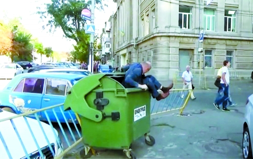 把“贪官”扔进垃圾桶已经扔了十几个