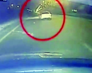 前面的私家车一直跟出租车闹别扭 视频截图