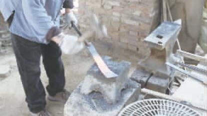 男子弃国企工作郑州荒野铸剑 一把剑卖20万（图）