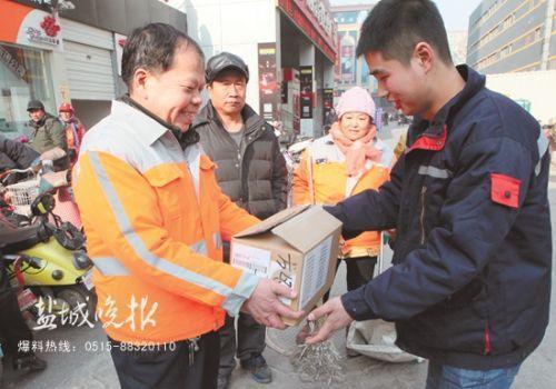 盐城一环卫工夜捡10部手机