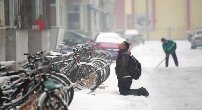 小伙子跪在楼前,一直抬头看着楼上本报记者孙立国摄