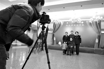 2月1日，圆明园，四世同堂的游客在拍全家福。记者采访中，过半受访者称春节最难忘的是父母变老了。新京报记者 秦斌