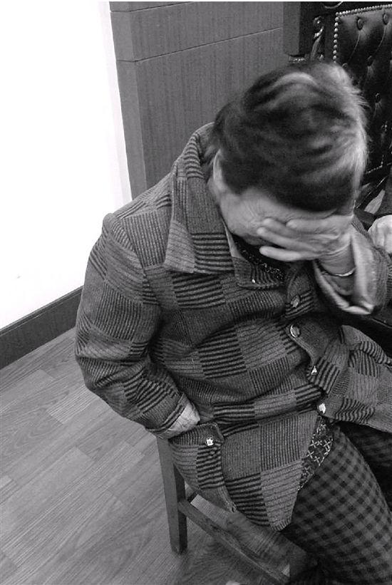 被害人母亲老泪纵横。