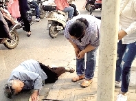 老人突然倒地，几位市民赶紧上前帮忙