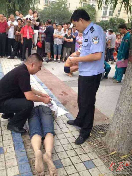 男孩被打捞上岸，但已停止呼吸。