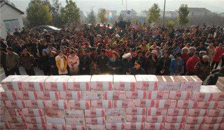 村子现场分红千万现金 村民称数钱数到手软(图)