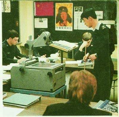 资料图：西点军校教室里出现雷锋像及中国国旗