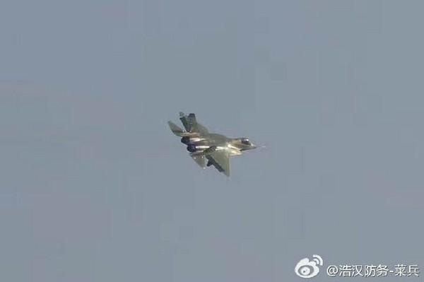 资料图：第2架歼-31原型机试飞现场曝光。