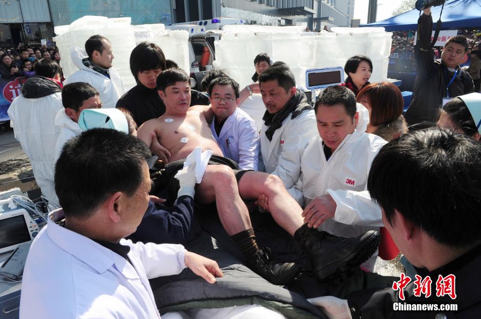 图为人称“宿州极地冰虫”的詹春乙被抬出冰屋。杨华峰 摄