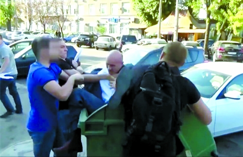 把“贪官”扔进垃圾桶已经扔了十几个