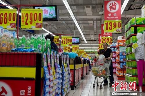 资料图：山西太原，民众正在购买生活用品。中新社记者 张云 摄