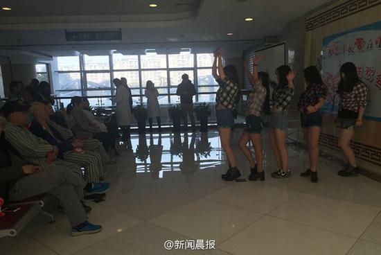 图为医院联欢现场。