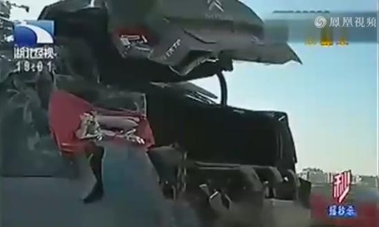 司机撞上奥迪瞬间急打方向改撞雪铁龙：太贵了撞不起 1