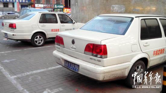 5月17日19时许,太原海世界海鲜广场楼下,4辆印有“中国大地保险查勘定损车”标志的白车停泊着,车牌号分别为:晋A AE608、晋A AF957、晋A NF643和晋A Y3979。实习生崔建伟摄