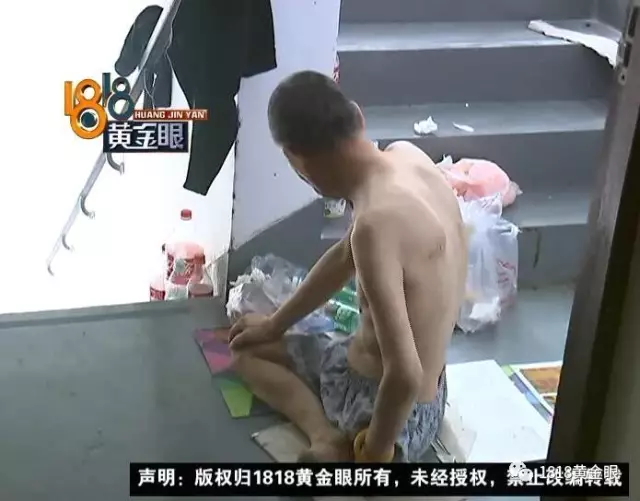 父亲住楼道外女儿却希望不相往来 网友评论戳泪点