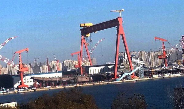 原文配图：在建国产航母开始拆除脚手架。