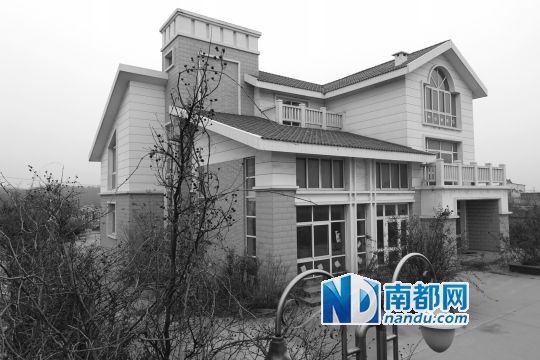 马超群在赤土山村村委会旁的别墅，就是以“自来水维护站”的名义拿的地。