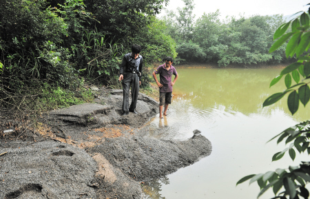 希林石灰石矿露天堆石场小石粒就这样被冲进山塘里。均为邹麟 摄