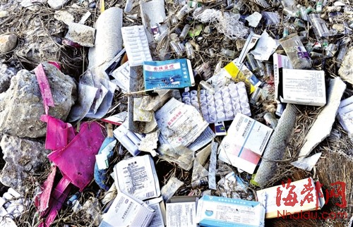 记者走访时还发现，河道边还散落着许多医疗垃圾