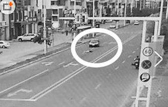 　轿车调头碾轧女子。　视频截图