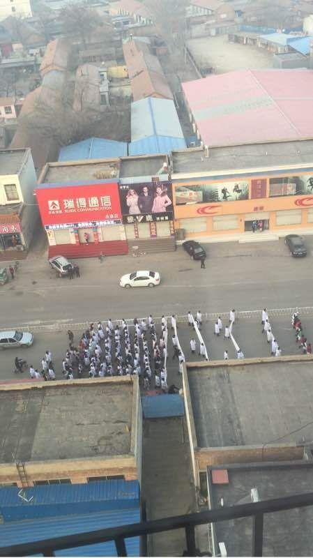 河北患者家属殴打软禁医生 上百医护游行(图)