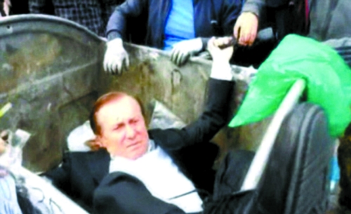 把“贪官”扔进垃圾桶已经扔了十几个