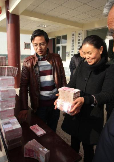 村子现场分红千万现金 村民称数钱数到手软(图)