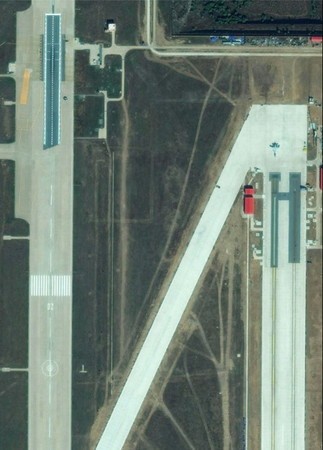 原文配图：大陆辽宁兴城舰载机训练基地，各国间谍卫星看得很紧，因为航母舰载机歼-15在这里进行电磁弹射试验。