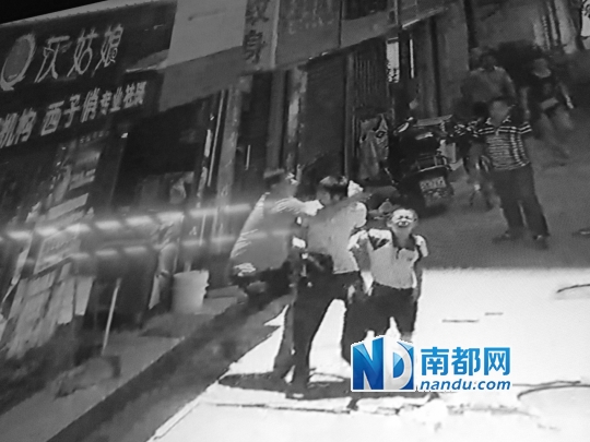 劫匪刚走出门几步，埋伏在旁边店内的刑警六中队中队长张卫星飞身锁喉，劫匪倒地。视频截图