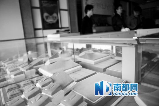 被盗的惠州一家中国黄金店内。