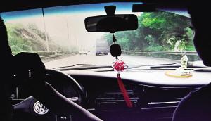 毒贩情妇被警方从11楼索降抓获 惊问我在做梦吗