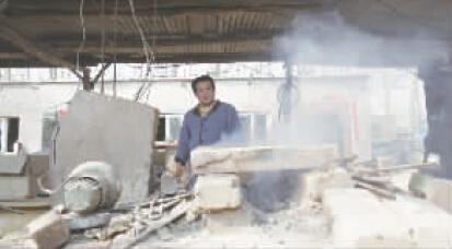 男子弃国企工作郑州荒野铸剑 一把剑卖20万（图）