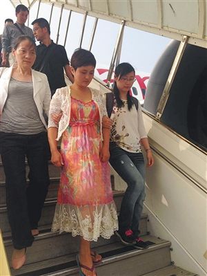 俞优静（中）被浙江警方押解回国 据浙江在线