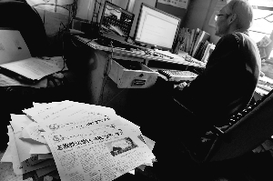 包教授坚持认为自己是对的，他的书房里放满了起诉公交公司需要的文件。