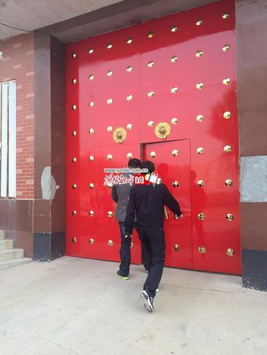 外有监控内有恶狗 邢台排污企业挖暗沟直排废酸