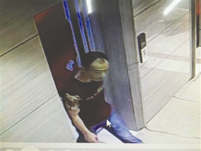 监控拍下的陌生男子