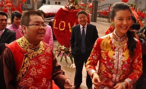 35岁被50亿富豪抛弃，拿了3亿分手费，如今生活成这般模样！