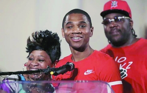 今年6月9日，出狱第二天，桑福特与母亲一同出席记者发布会。