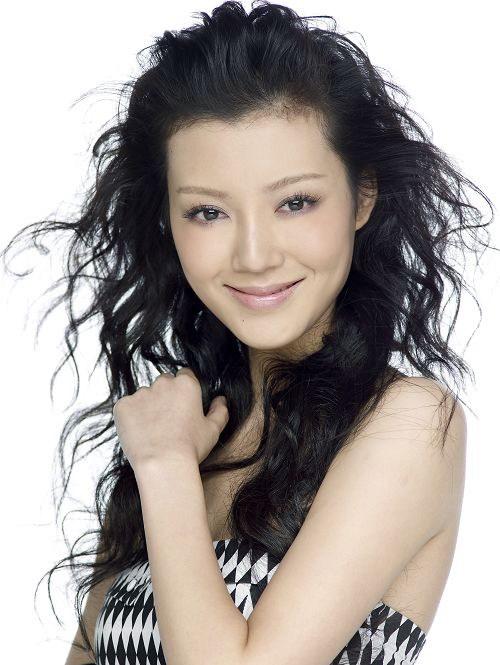 35岁被50亿富豪抛弃，拿了3亿分手费，如今生活成这般模样！