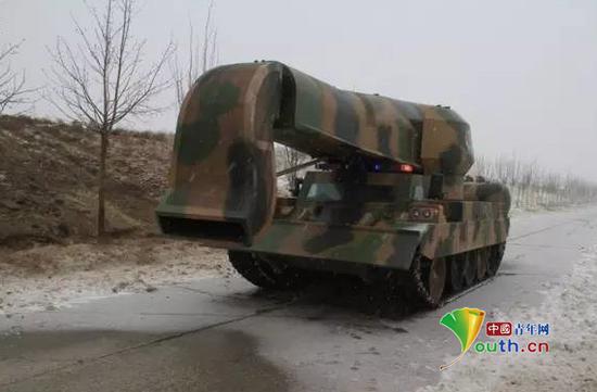据中国兵器工业集团一机集团介绍，这款扫雪神器实为“涡喷吹雪车”。
