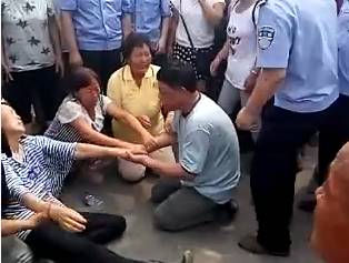 邢台洪灾，官方说法何以拖在传播链末端？丨沸腾