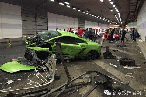 法拉利与兰博基尼相撞谜团：黑色高跟鞋遗落现场