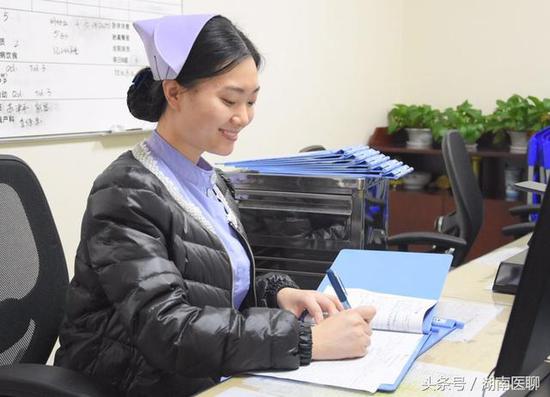 （深夜渐冷，袁茜茜加了一件外套，面对笑容坚守工作岗位）