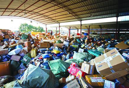 大量快件堆积在仓库本版图片/晨报记者张佳琪