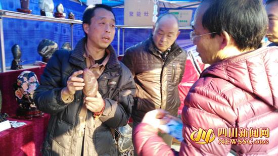 李健华向市民介绍观赏石