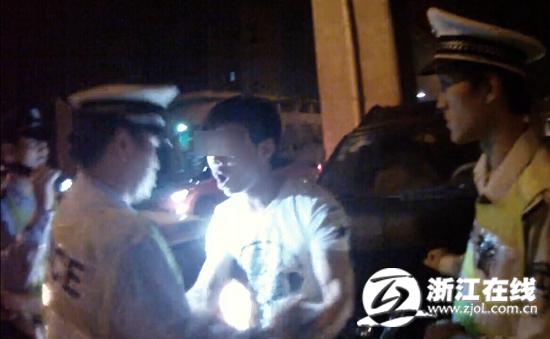 醉驾男女激烈阻挠执法 交警无奈用上了辣椒水