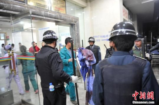 昆明暴恐事件歹徒行凶细节曝光：砍人后不拔刀(图)