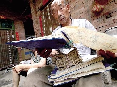 债务还清了，老人挺开心。