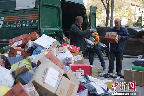 资料图：邮政工作人员正在分拣快递。中新社记者 张云 摄